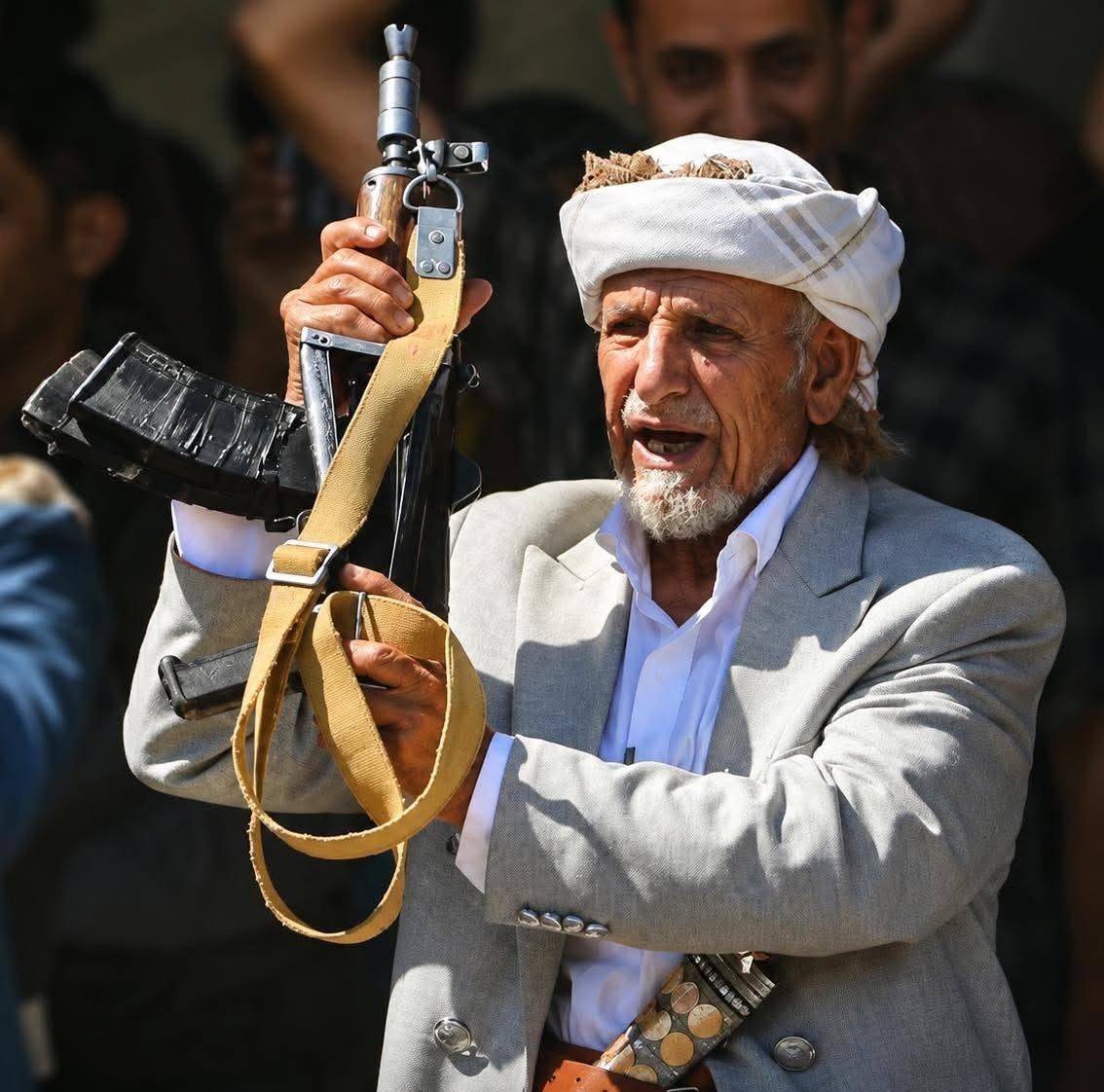 من الساعه 2 والملعب بيهتز بجمهور جبل الشبر القواصات الصفراء اليوم بتبحر ...