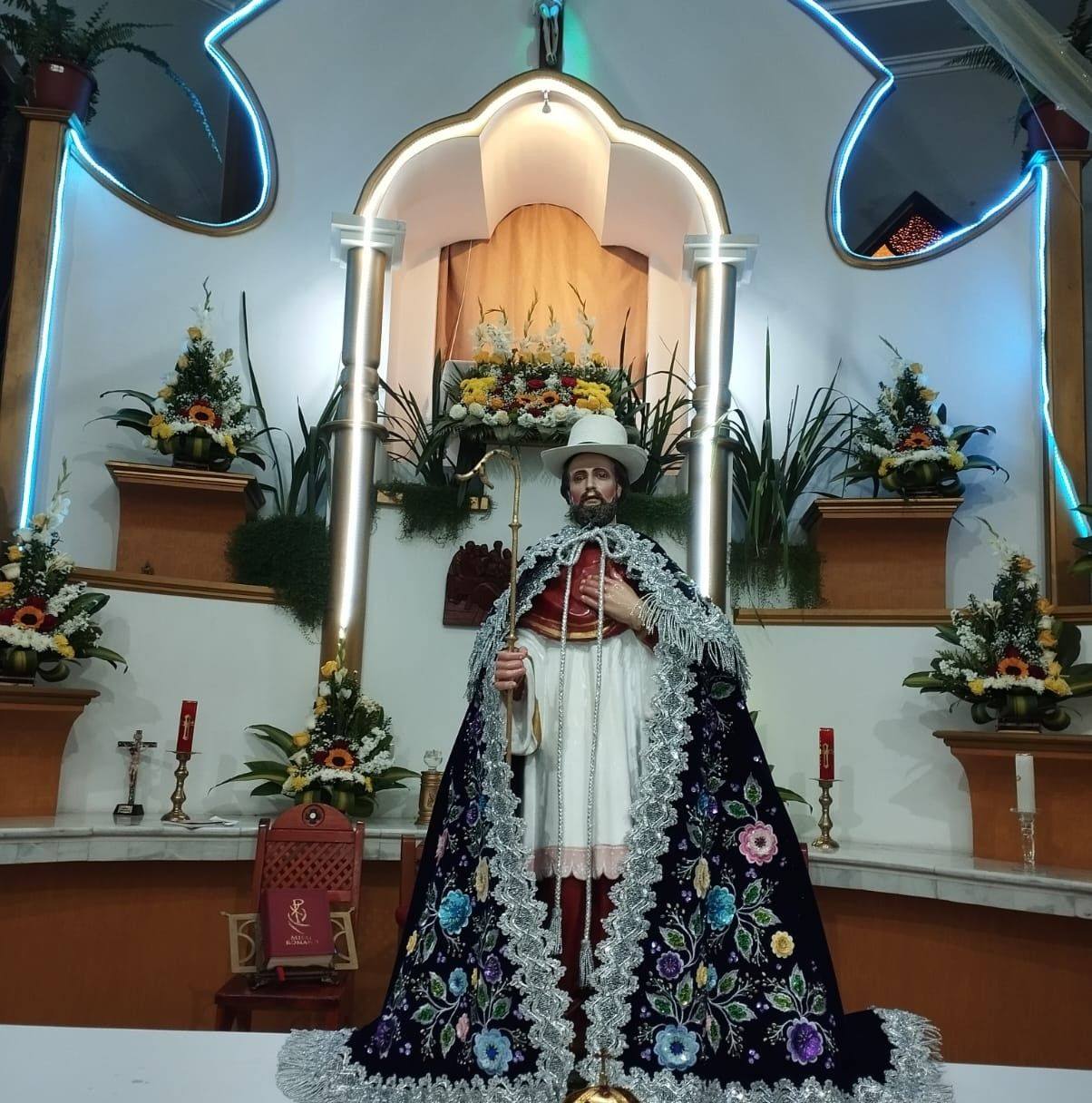 Cambio de manto a San Agustín donado por el Sr. Carlos Mora y Sra ...