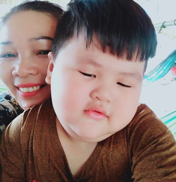 Bàn inox bền, đẹp, gấp mở tiện lợi. | Chuyện Đời Sống