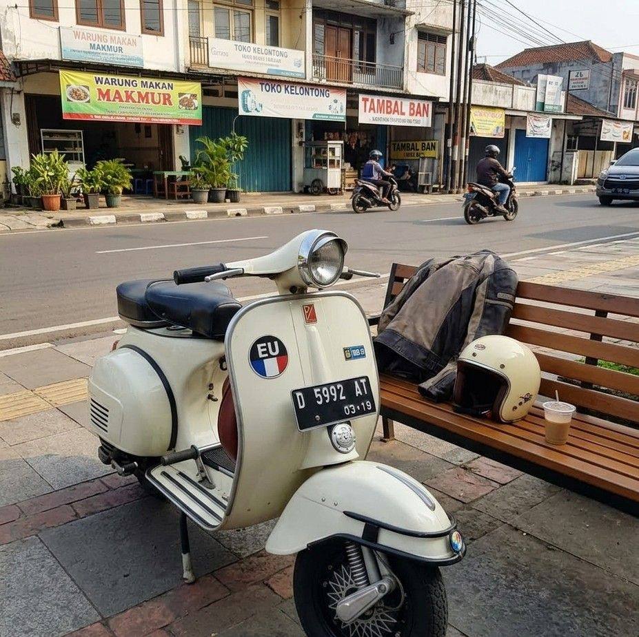 Roughly what is the speed of this racing Vespa? | Vespaa Karo Hondaa