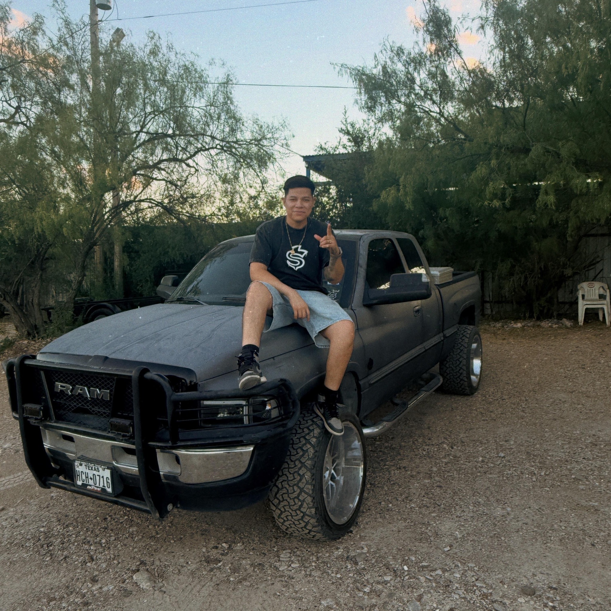 Background gave Scarface🧍🏿‍♂️…#droppedtrucks #parati #obschevy #dually ...