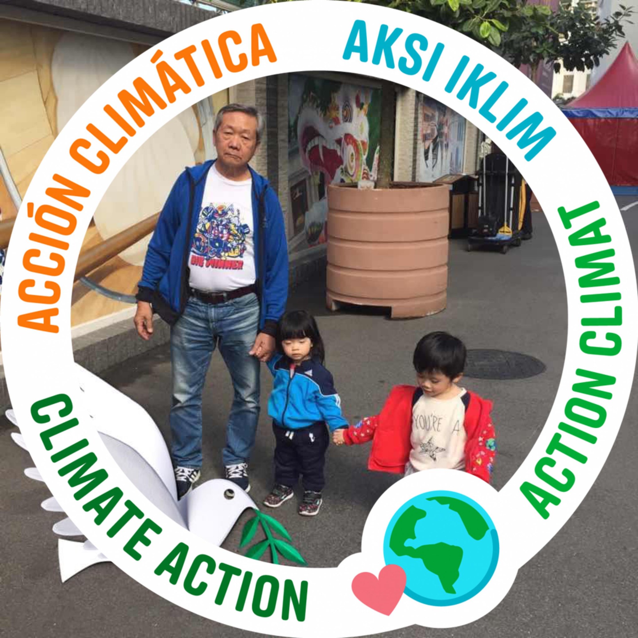 老餅話當年 | 五六十年代呢個賣雞嘅小販喺度捉住隻雞做緊乜同點解咁做呢 | Facebook