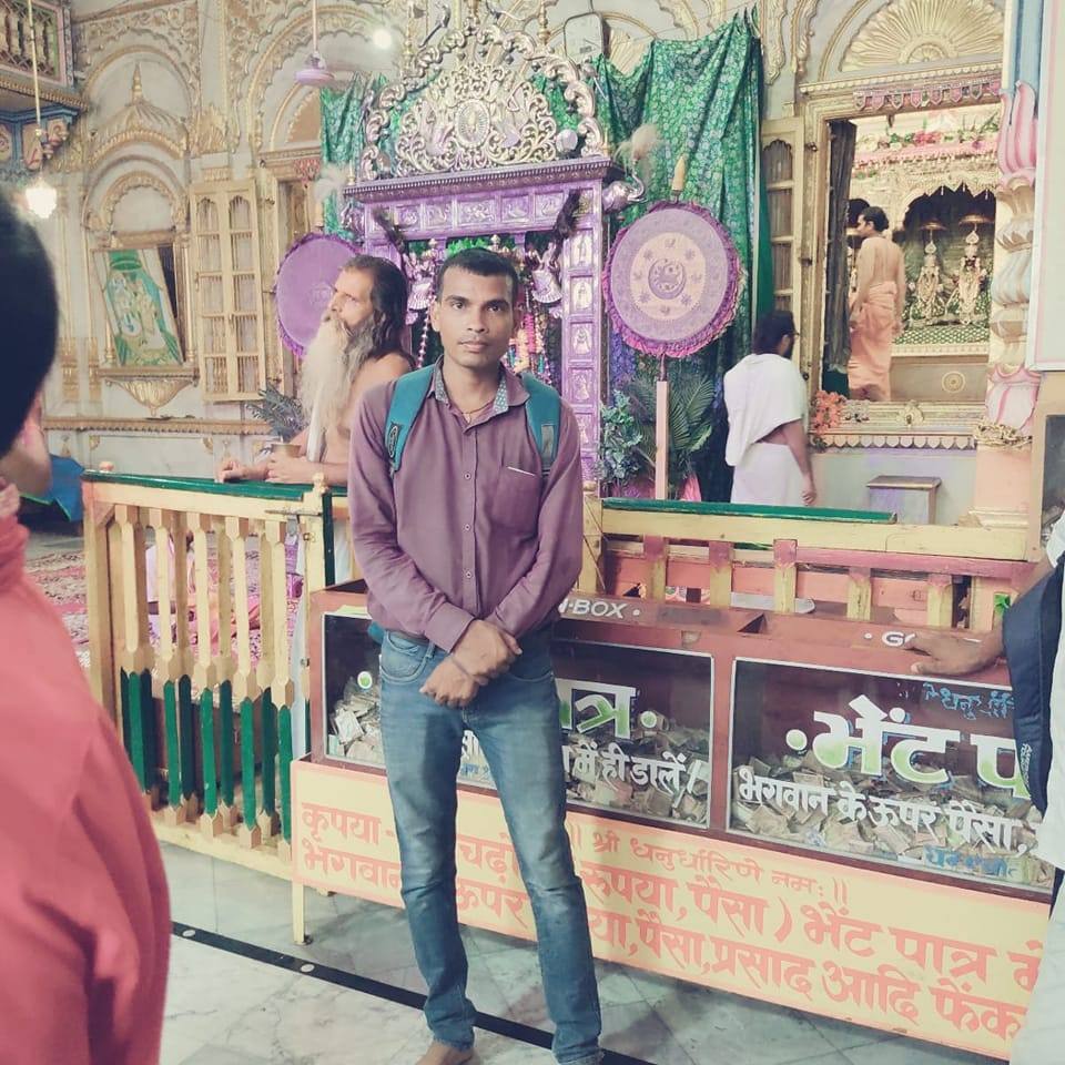 शनिदेव के पावन दर्शन से हर बाधा होगी दूर! ॐ शं शनैश्चराय नमः लिखकर ...
