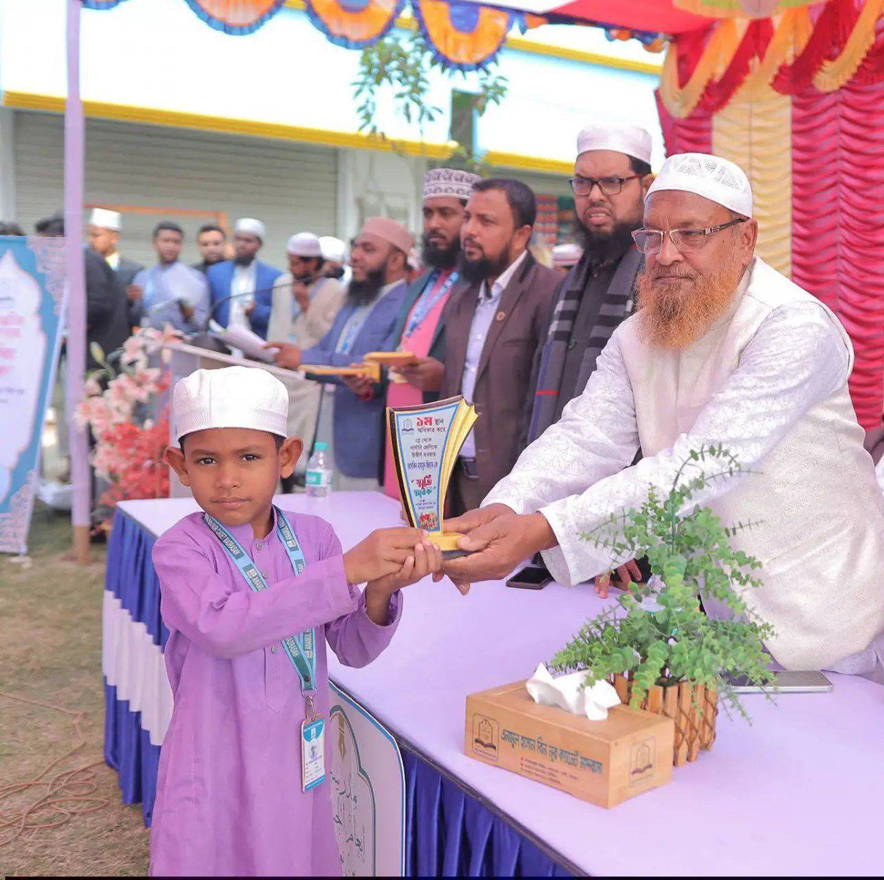 আবু তাহের ভারতের সংবাদ সম্মেলন এ বক্তব্য রাখছেন ভুক্তভোগী সুজন আক্তার ...