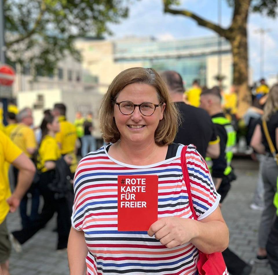 Laura arbeitet im Vergnügungsgewerbe auf der Reeperbahn 💃 und wohnt in ...