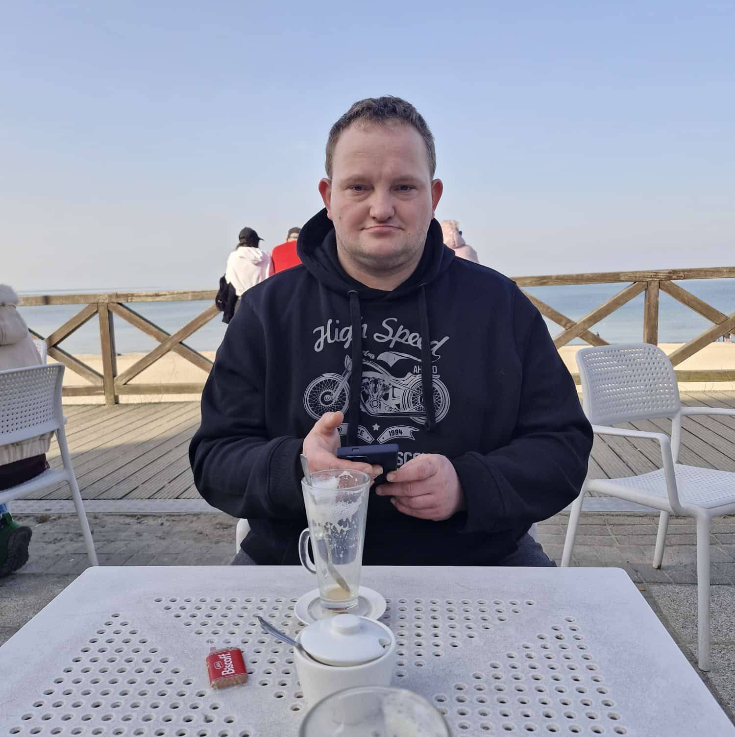 Tajwan. Erupcja wulkanu błotnego Wandan blisko świątyni Huang Yuan ...