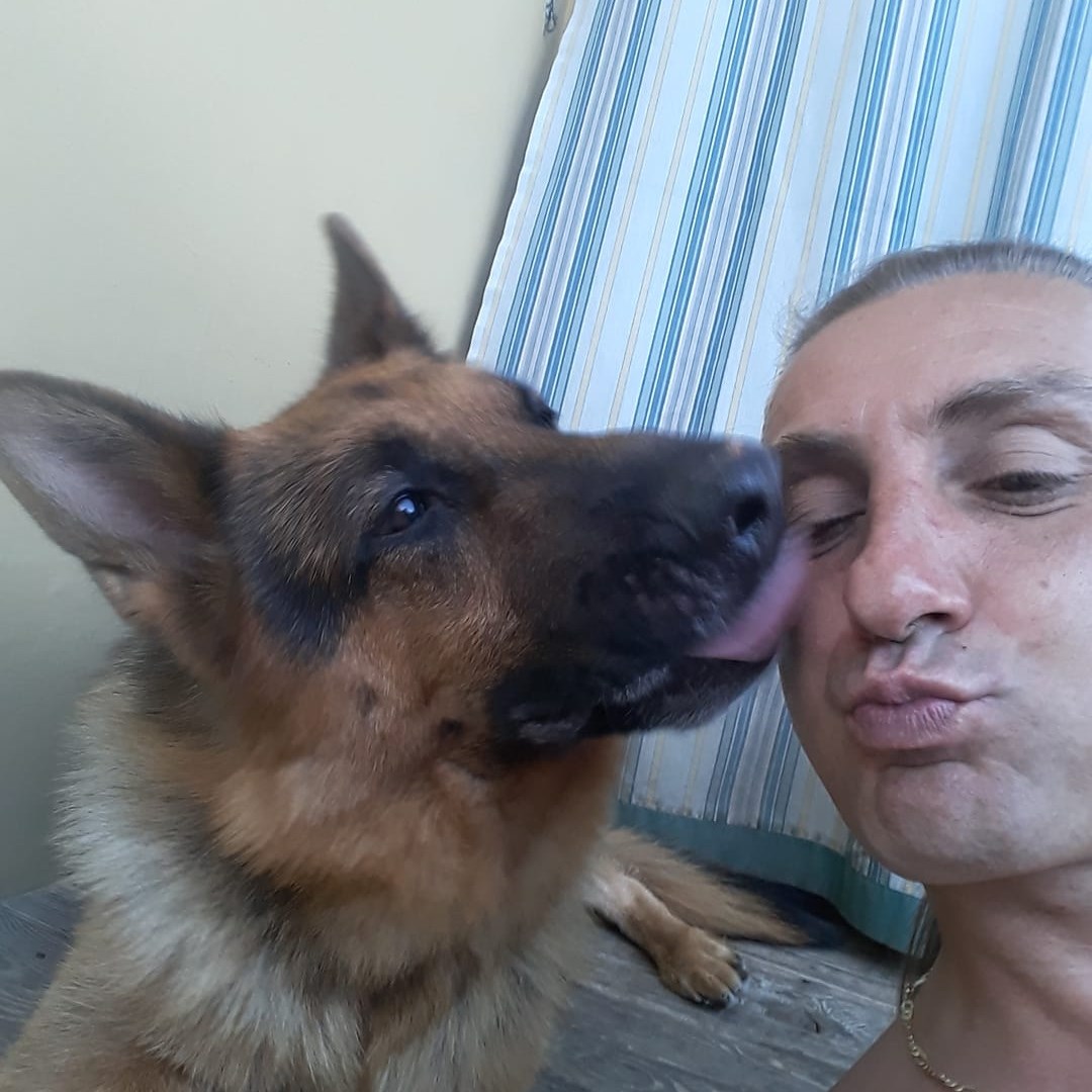 Sembra che stia seduto sulla tazza del cesso. Vabeh...Dopo 38 anni che ...