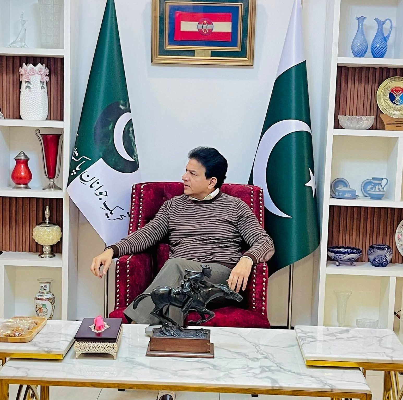 پولیس کو دیکھ کر بھاگا اور پٹھان کے پاس چھپ گیا کہ مجھے بچا لو ارے ...