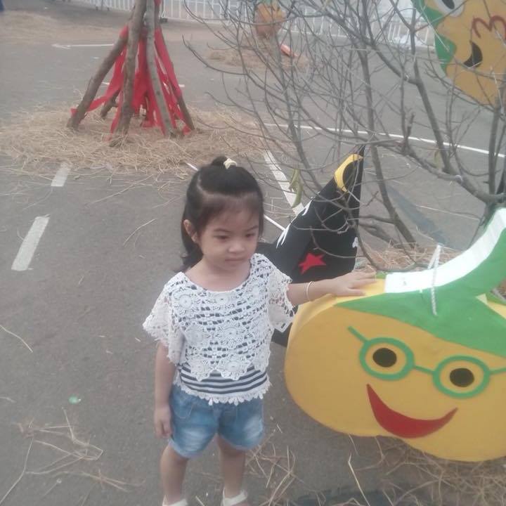 Chị yêu nào người hơi đầy 1 chút, thì đừng chọn dáng váy quá ôm sát nhé ...