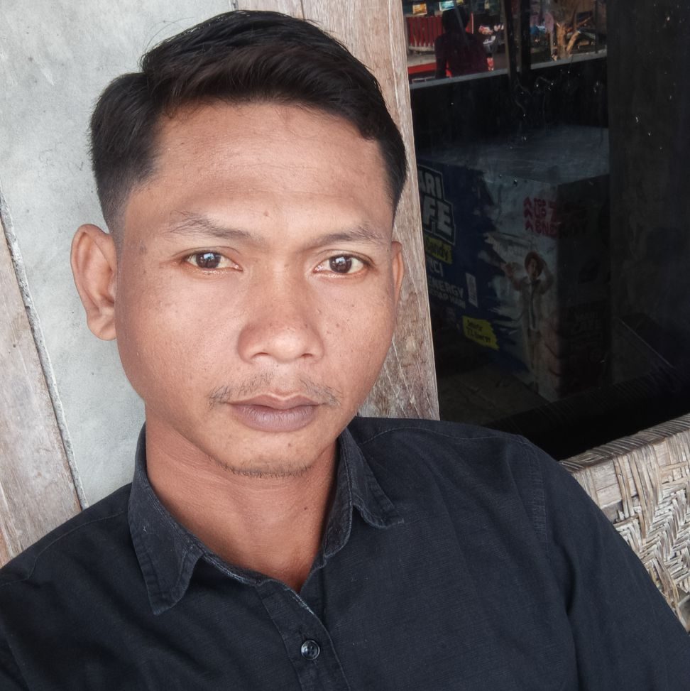 Langsung kita potong rambut menggunakan mesin kliper tanpa alas atau ...
