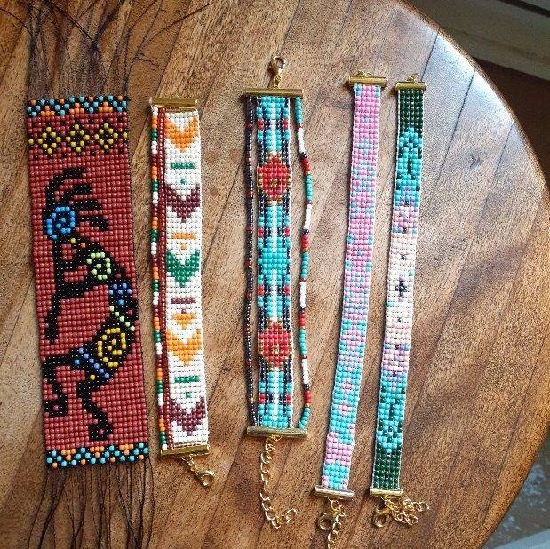 Beadwork for Beginners: Watch How the First Row of a Bracelet Is Made ...