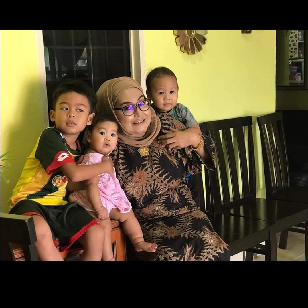 CIK PUAN AUNI - Dhia Danial pakai Inai Kuku ELyss, Lawaaaa dak Hampaaa😍 ...