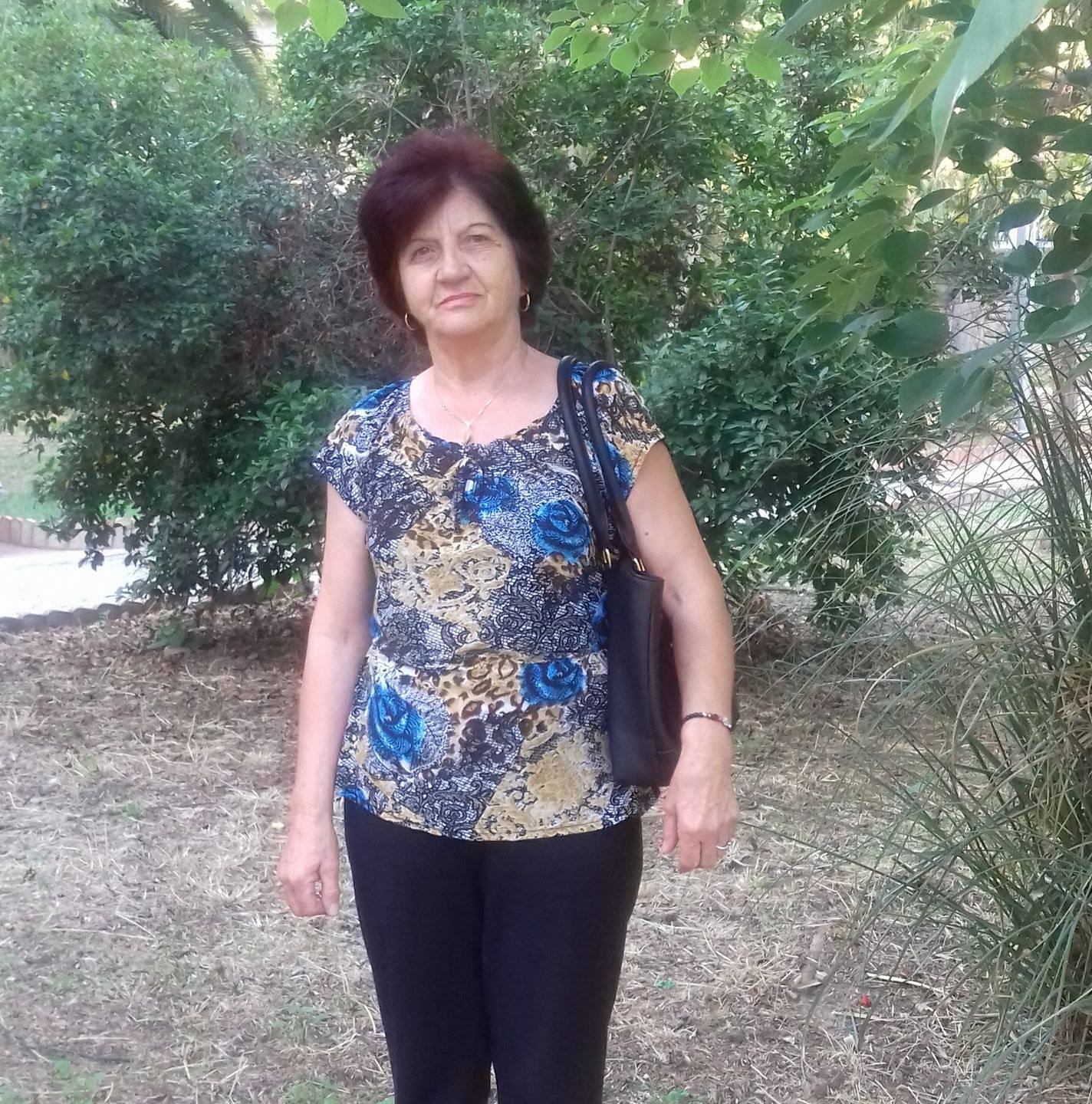 Umblând - ️Astăzi .🌷Atinge Icoana Fecioarei Maria și familia ta să fie ...
