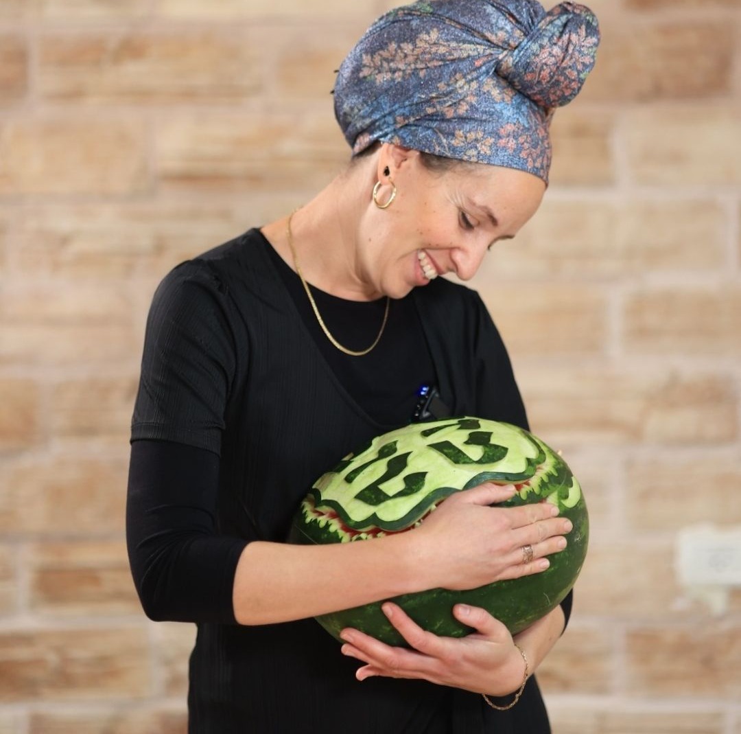 פירות מתחפשים חלק ד'! *שאגת הארי* ראש-🍎 עיניים ואזניים-🍌 רעמה-🍊 אישונים ...