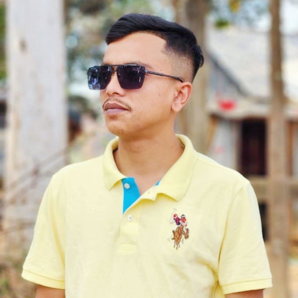 চিত্তাকর্ষক-Chittakarshak - অনেক কিনছি এই ফুটবল টা ছোট বেলায়😌 | Facebook
