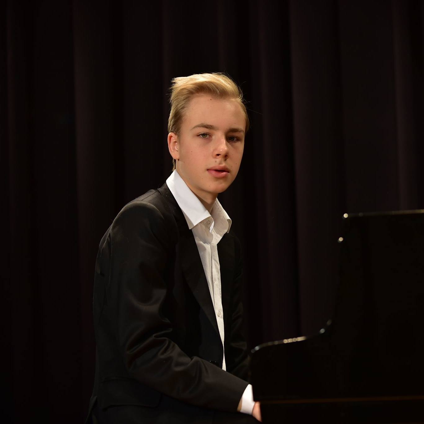 Simonas Miknius - Pianist