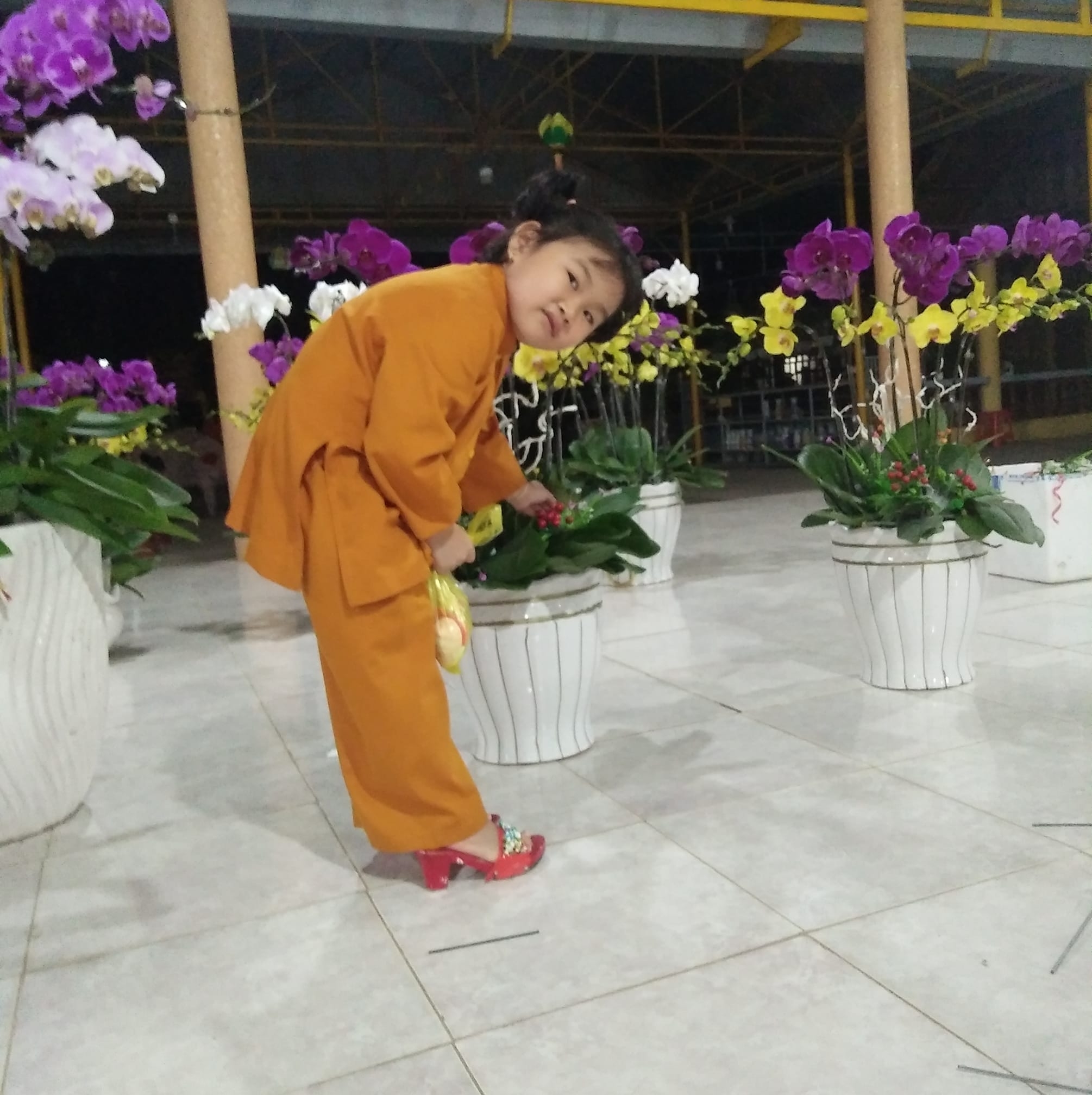Người - BÒN NƠI KHỐ RÁCH ĐÃI NƠI QUẦN HỒNG Người phụ nữ hỏi thằng bé ...