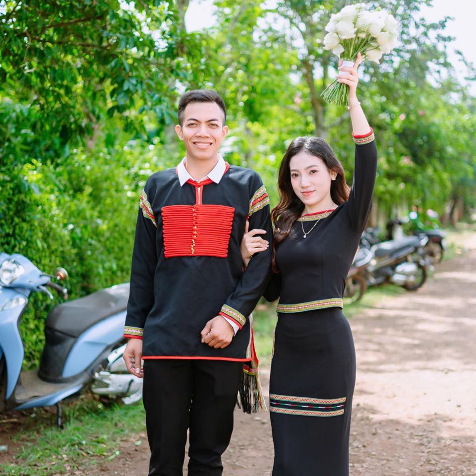Qua em lựa áo len mặc đông đi mấy chị em ơi Doanh Bya | Xine Hdruê
