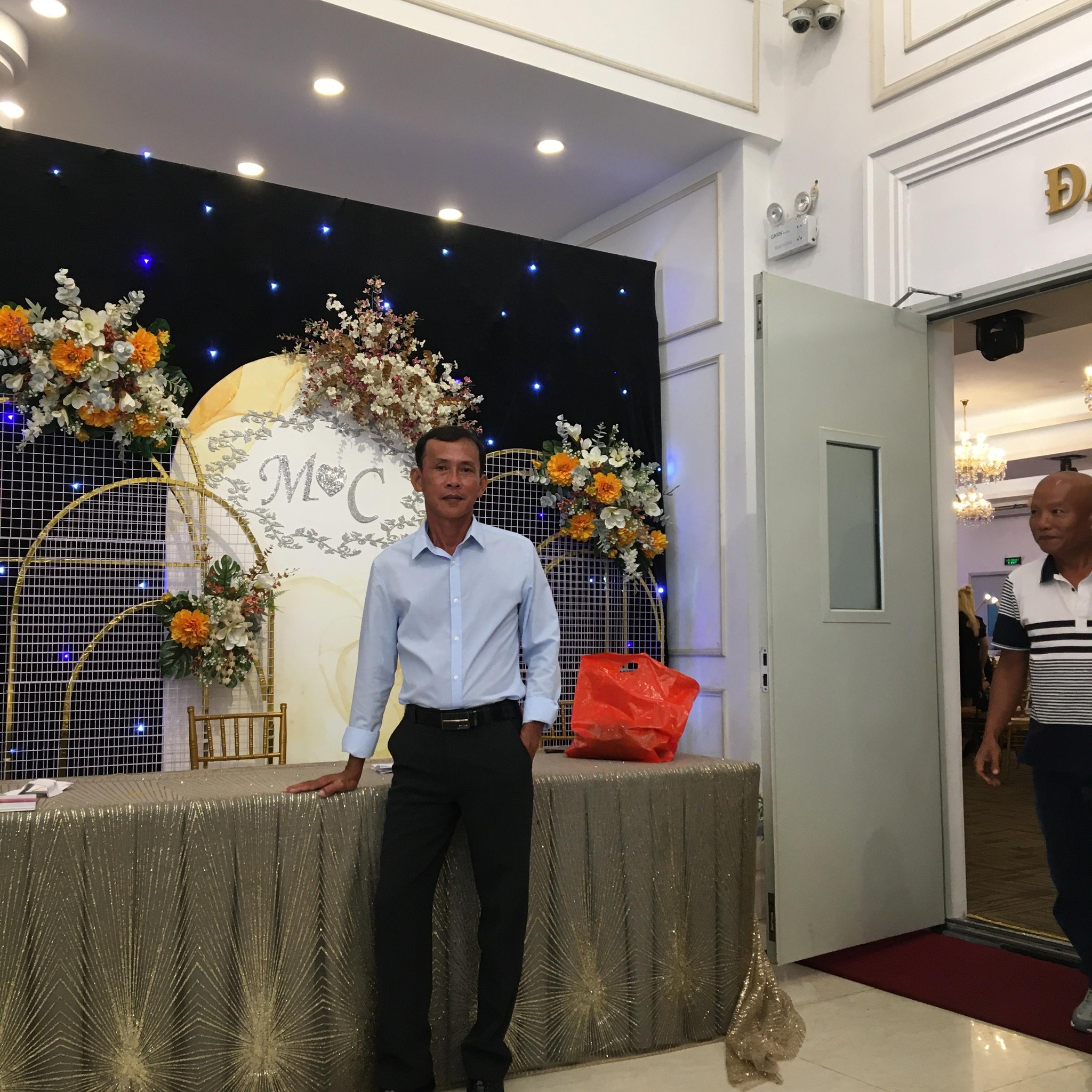 Bà chủ quán phở tìm chồng --- Cre: Huy Hùng TV Bản quyền được bảo vệ và ...
