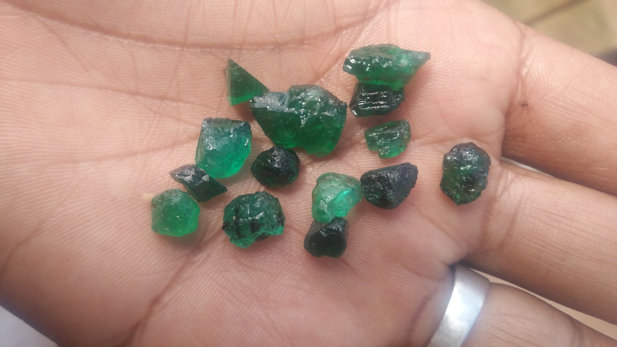 Émeraude Naturelle De Madagascar, 0.95 Carats, Forme Poire, Non Chauffée - Belle Couleur Vert, Translucide