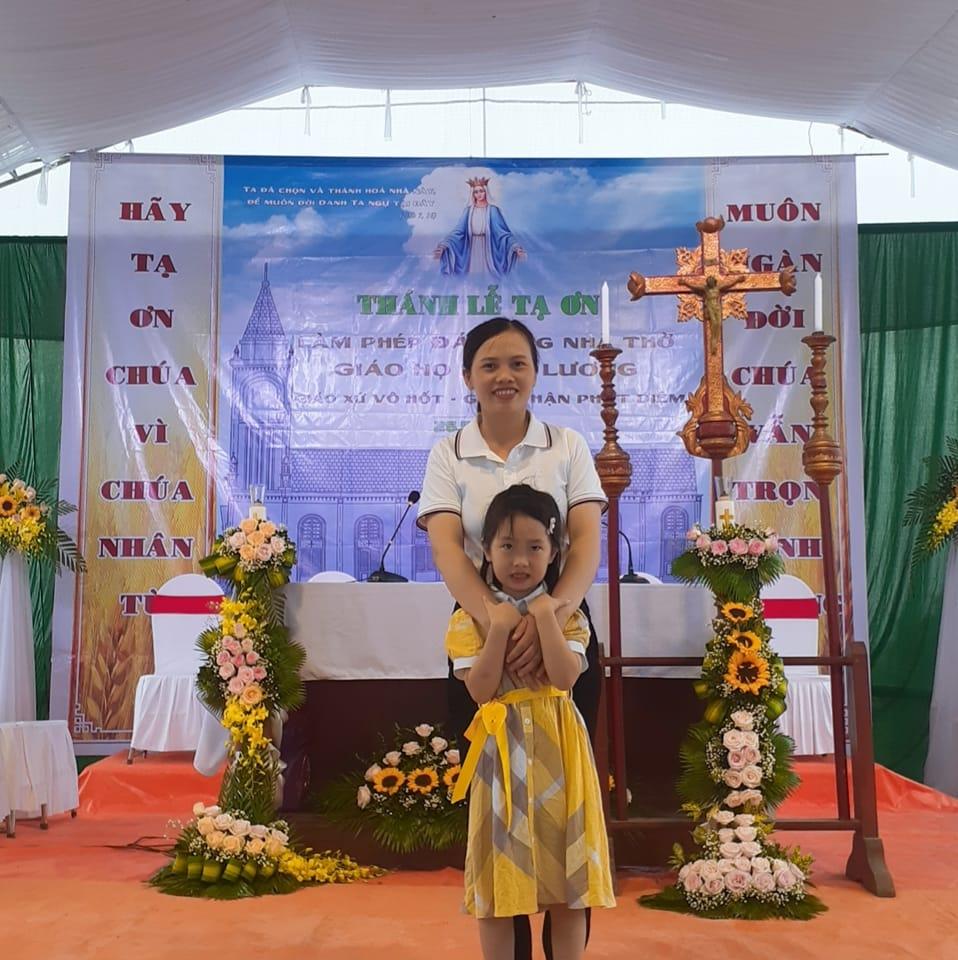 C thích mầu be sáng, nhưng nhà có con nhỏ , c sợ bẩn thì phải làm thế ...