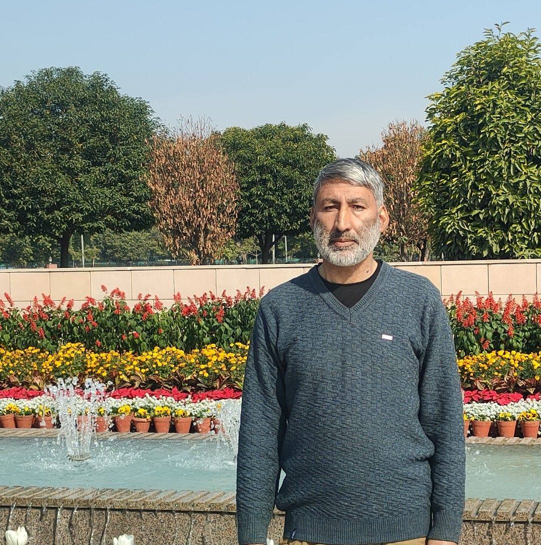 Gh Rasool Bandy Handwara reciting a poem at Degree College Handwara on ...