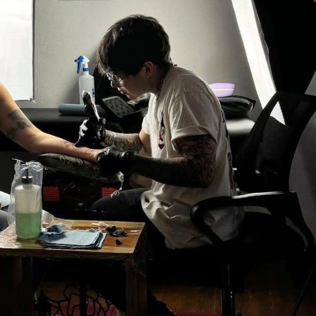Mi cliente el más arremangado y loco convenciéndome de tatuarle el ...