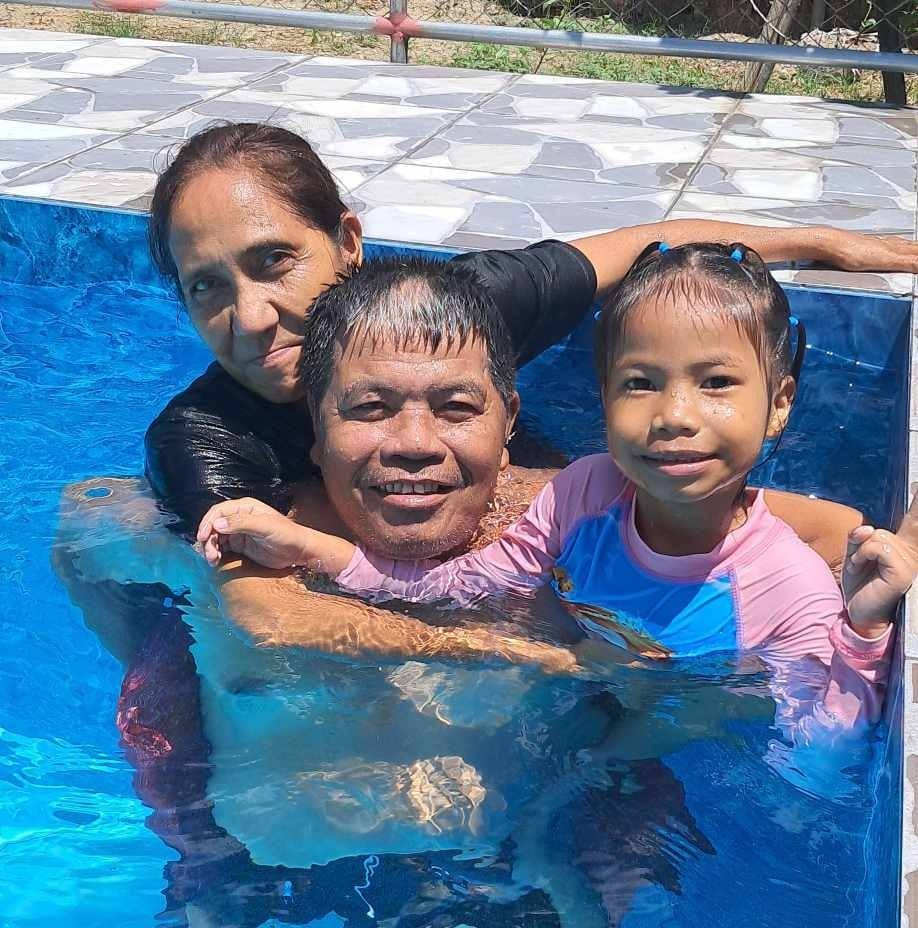 Napangiti natin si nanay na nanga ngalakal. Kahit katirikan ng Araw nag ...