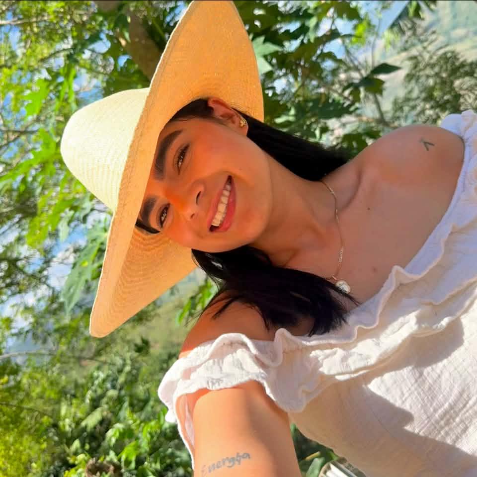 Bonita semana ☕️💚📿 #lunes #natural #campo | Paola Velez