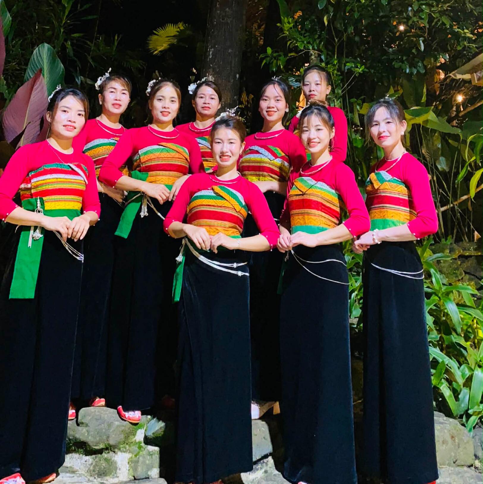 Sẽ chỉ còn lại là kỉ niệm. Tớ chính thức về ở ẩn đây. Cơ mà Cửa hàng ...