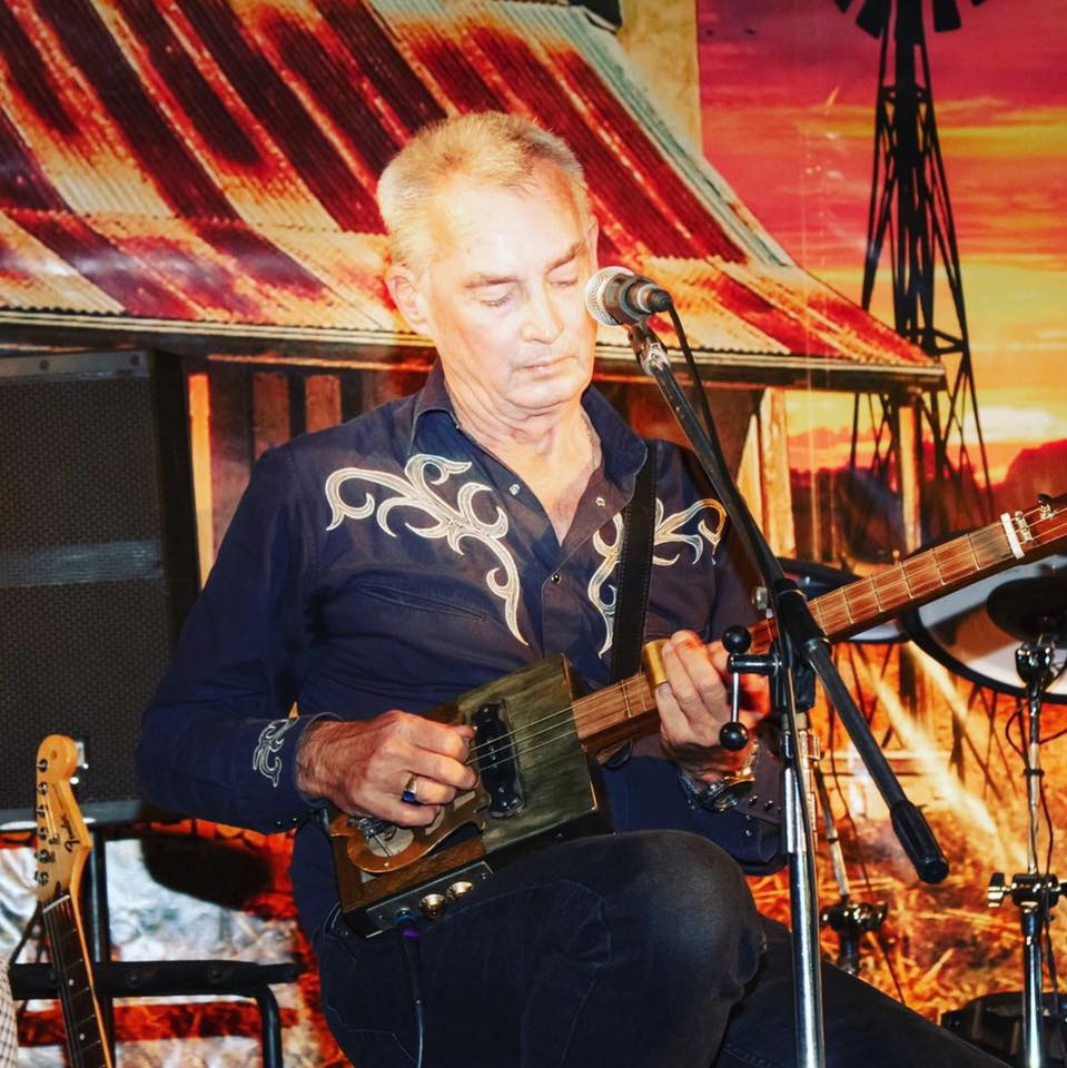 Wayne Isbister cigarbox guitars / musician