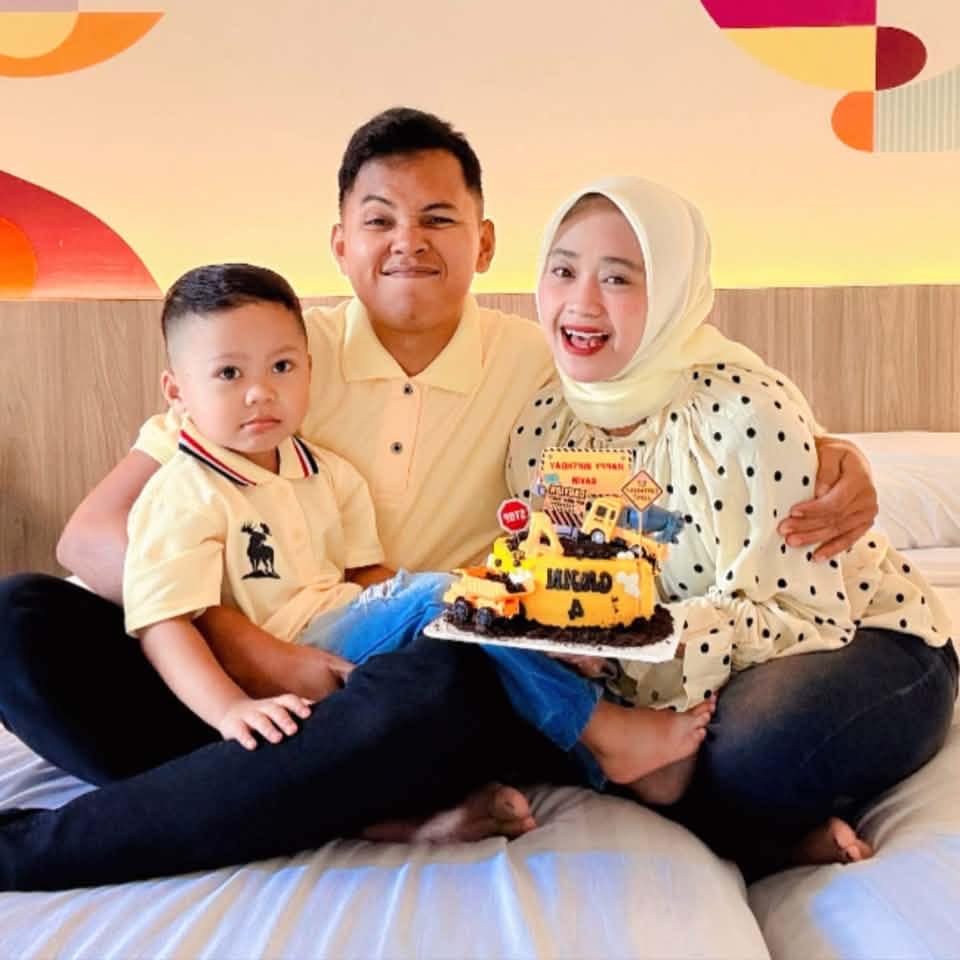 Ini adalah tutorial mengoncek buah mangga🤣 Kalau di tempat kalian ...