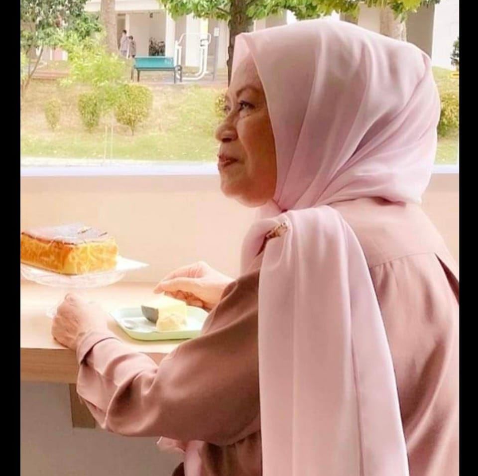Sibuk nak call radio, sibuk dia nak dengar suara dia kat radio. Click ...
