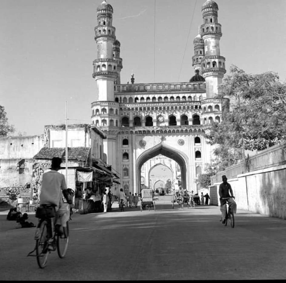 Hyderabad - Namaz ka Waqt hua toh Ek Bachi neh Aapni Seat Par Farz ...