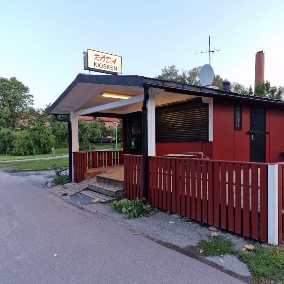 Röda Grillen Och Kiosk
