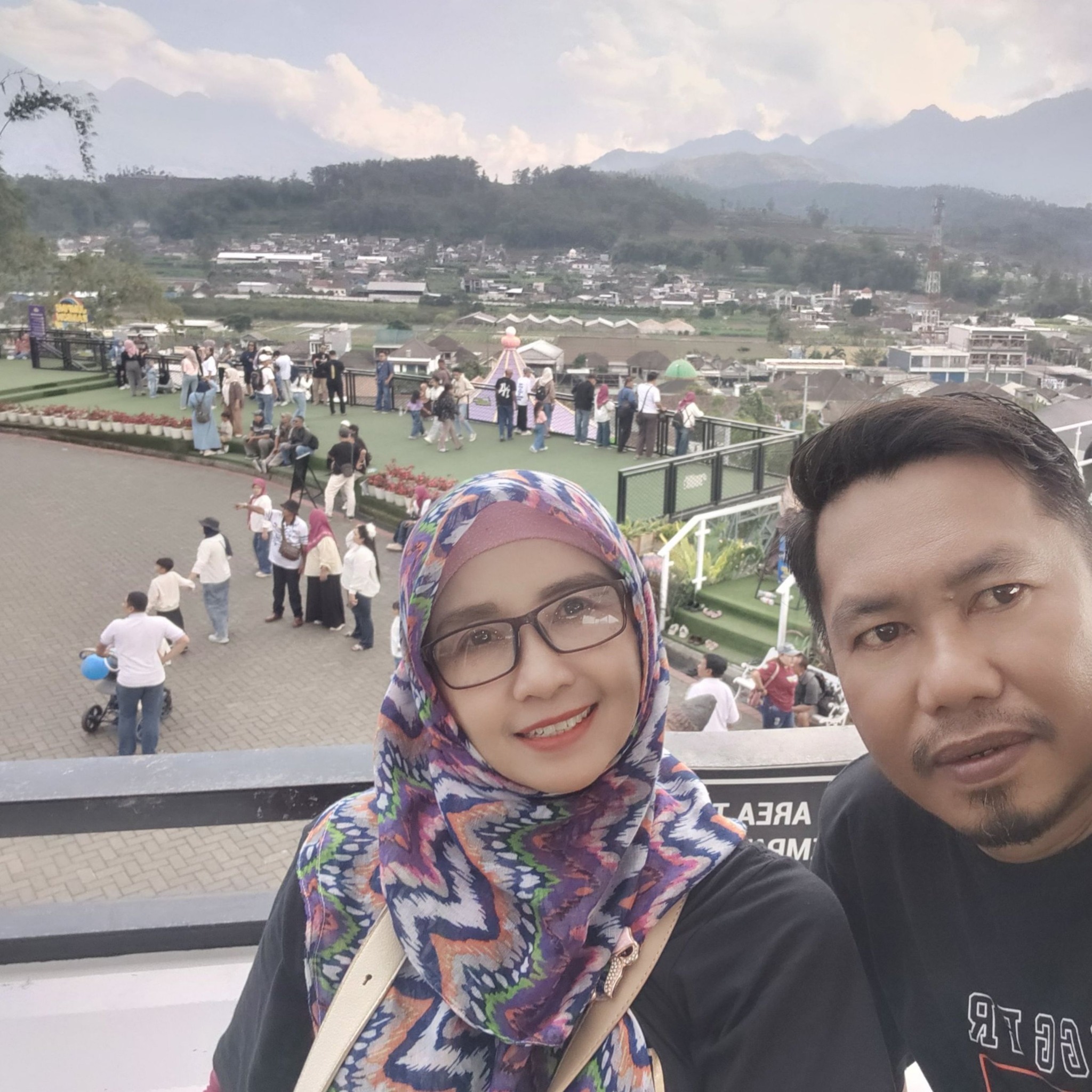 April lagi asik main pasir, Sambil melanjutkan masa bermain yg terbuang ...
