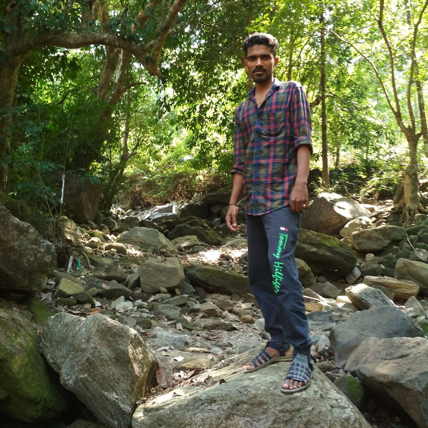 സഖാവ് ജയിക്ക് അടക്കമുള്ള സഖാക്കളെ പോലിസ് വാഹനത്തിൽ വെച്ച് ക്രൂരമായ് ...