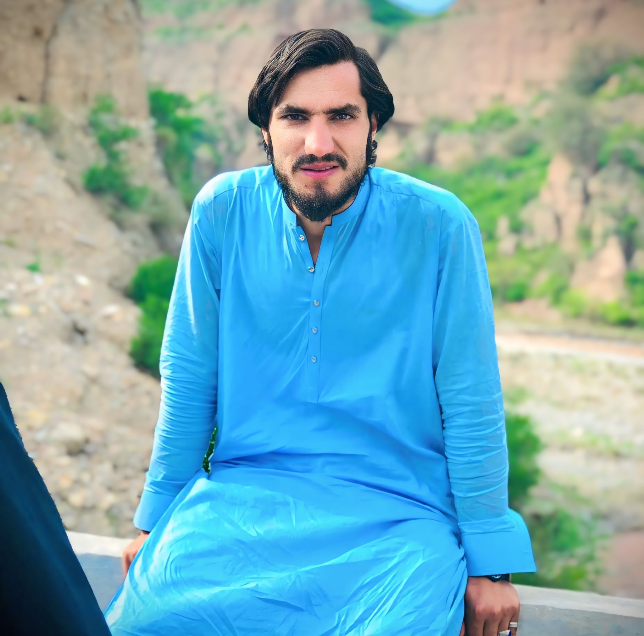 Darman - د سیند پر غاه ناست یې ااو تر لرې لرې ګورې. هیلیو ته یې ځیر که ...