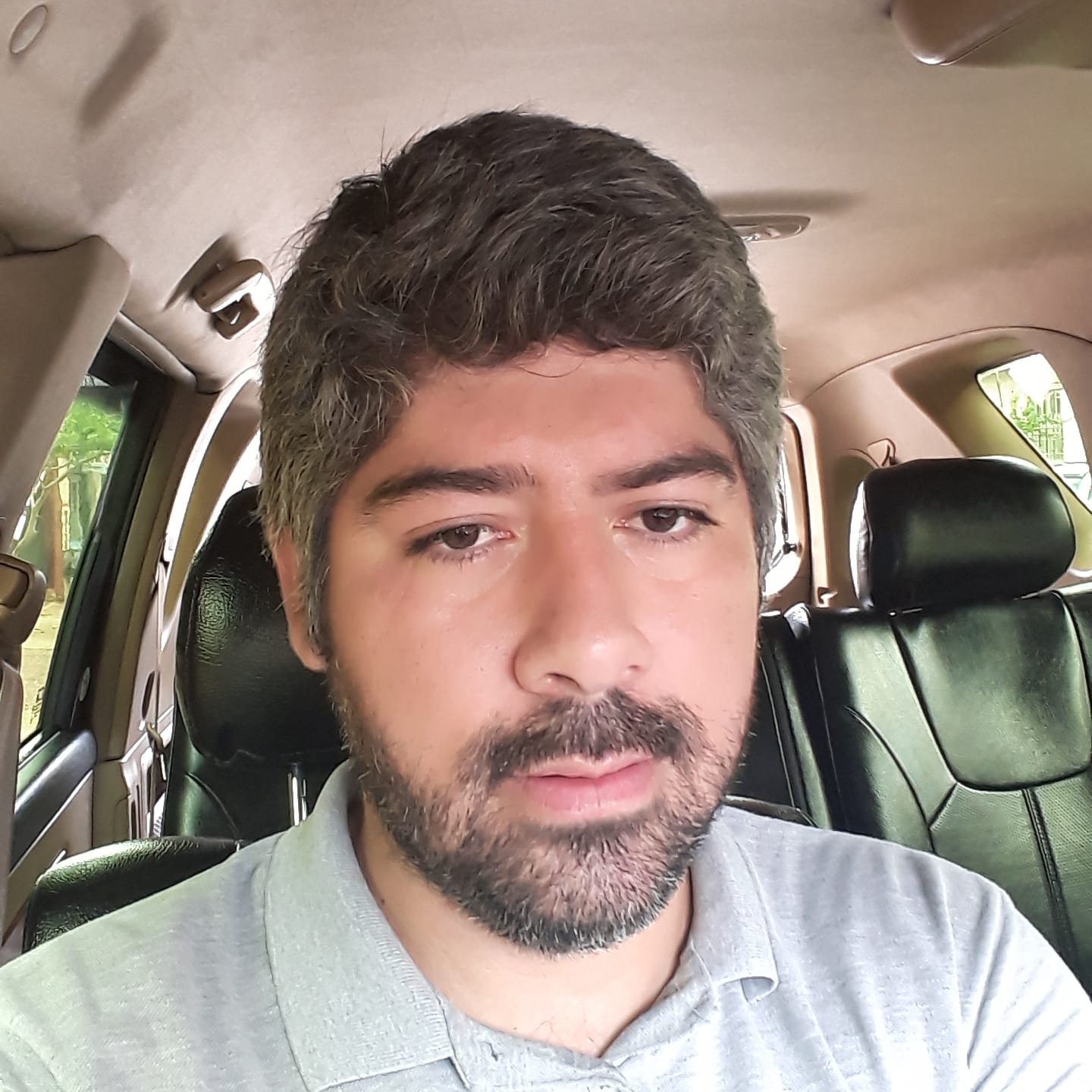 Un Kia esperando bus en la parada sobre Eusebio Ayala | Facebook