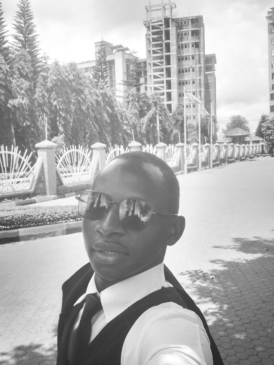 Nyoka wa manyoka: Arafat Manyoka afuga nyoka na mamba kama walinzi wa ...
