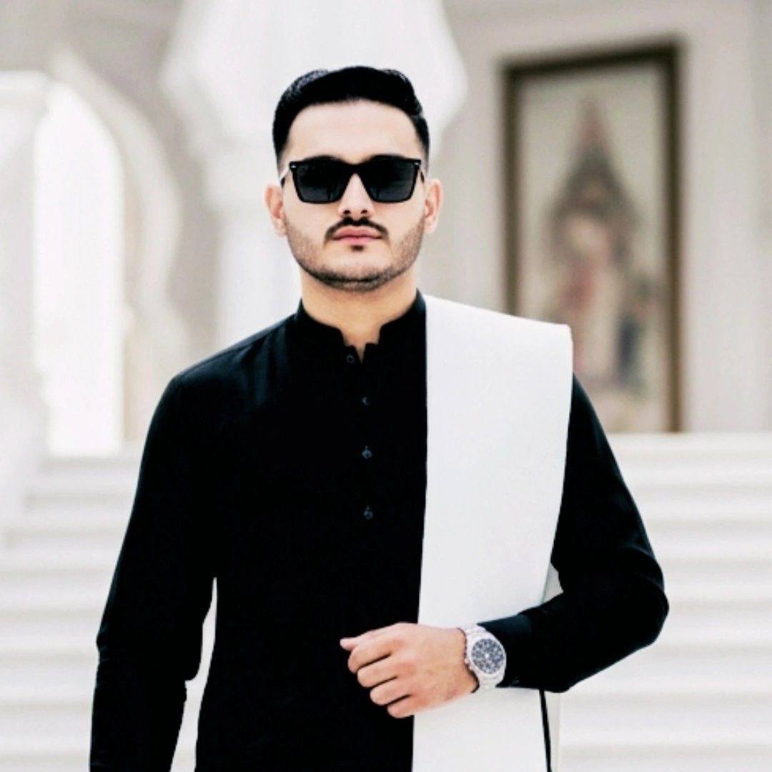ایک نوجوان نے جب ایک شخص کو بغیر جائے نماز کے فٹ پاتھ پر نماز پڑھتے ...