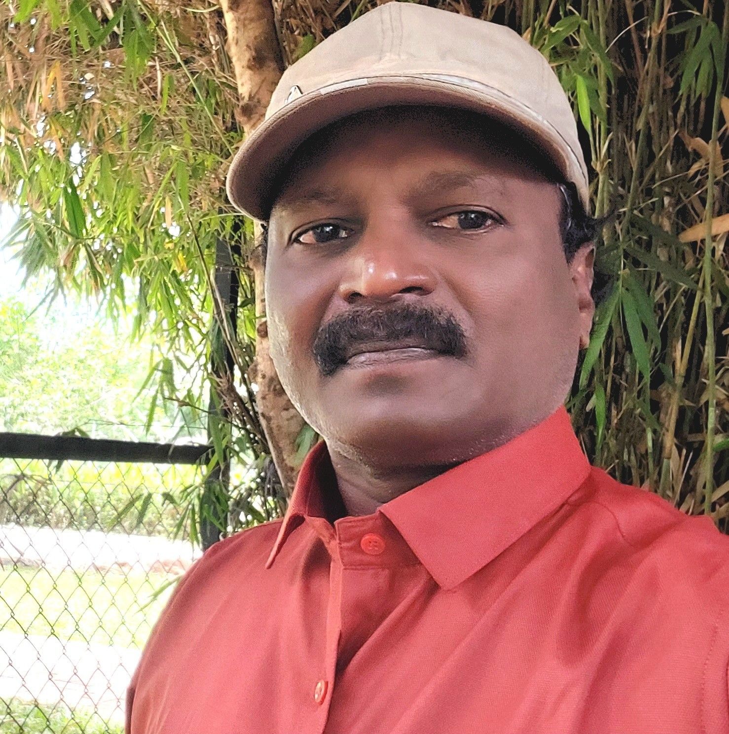 യൂണിഫോം ഇല്ലാതെ ലാത്തിയും ആയി പിള്ളേരേ അടിക്കാൻ ഇറങ്ങിയതാണ് പിള്ളേര് ...