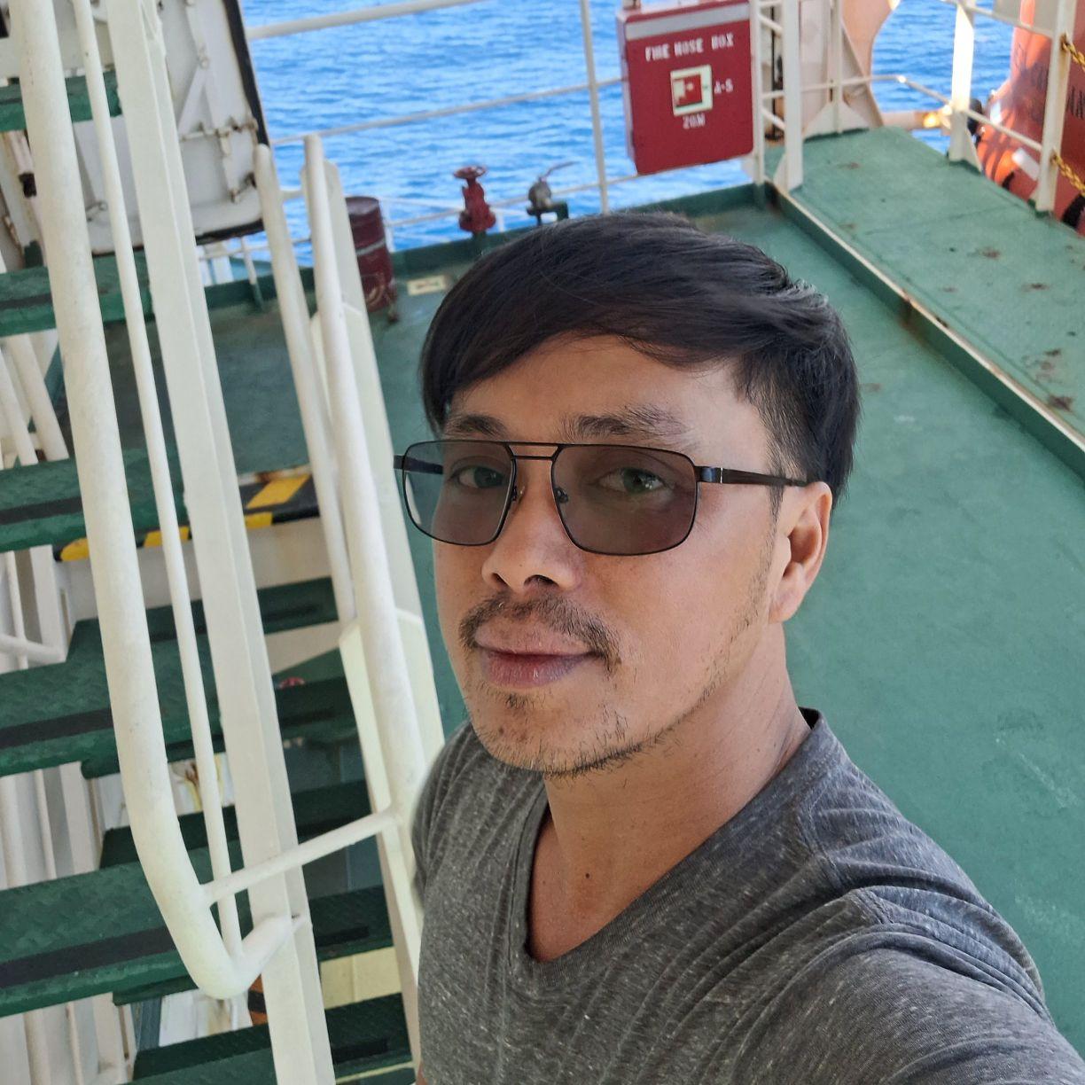 Structural building container shipblock arrival grind at floating dry ...