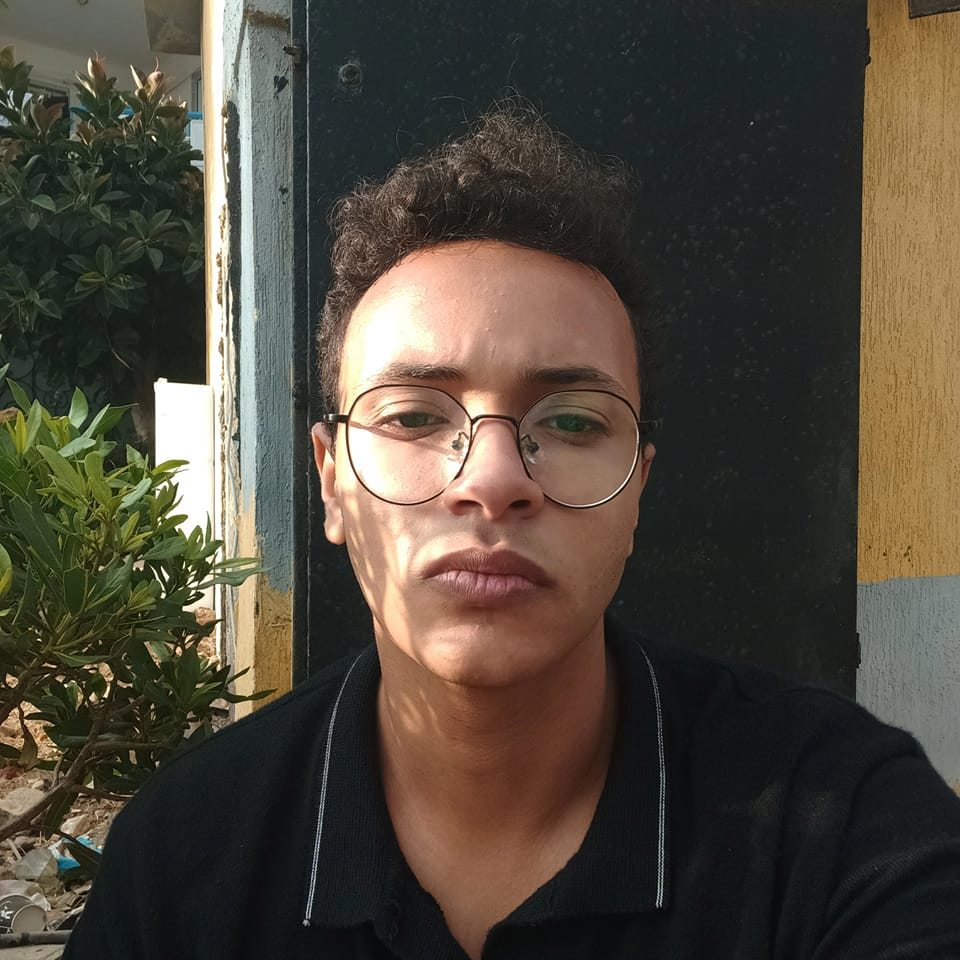 التفسير الوحيد أن النور جه على قرعت حسام حسن و عمل انعكاس على وشها ما ...