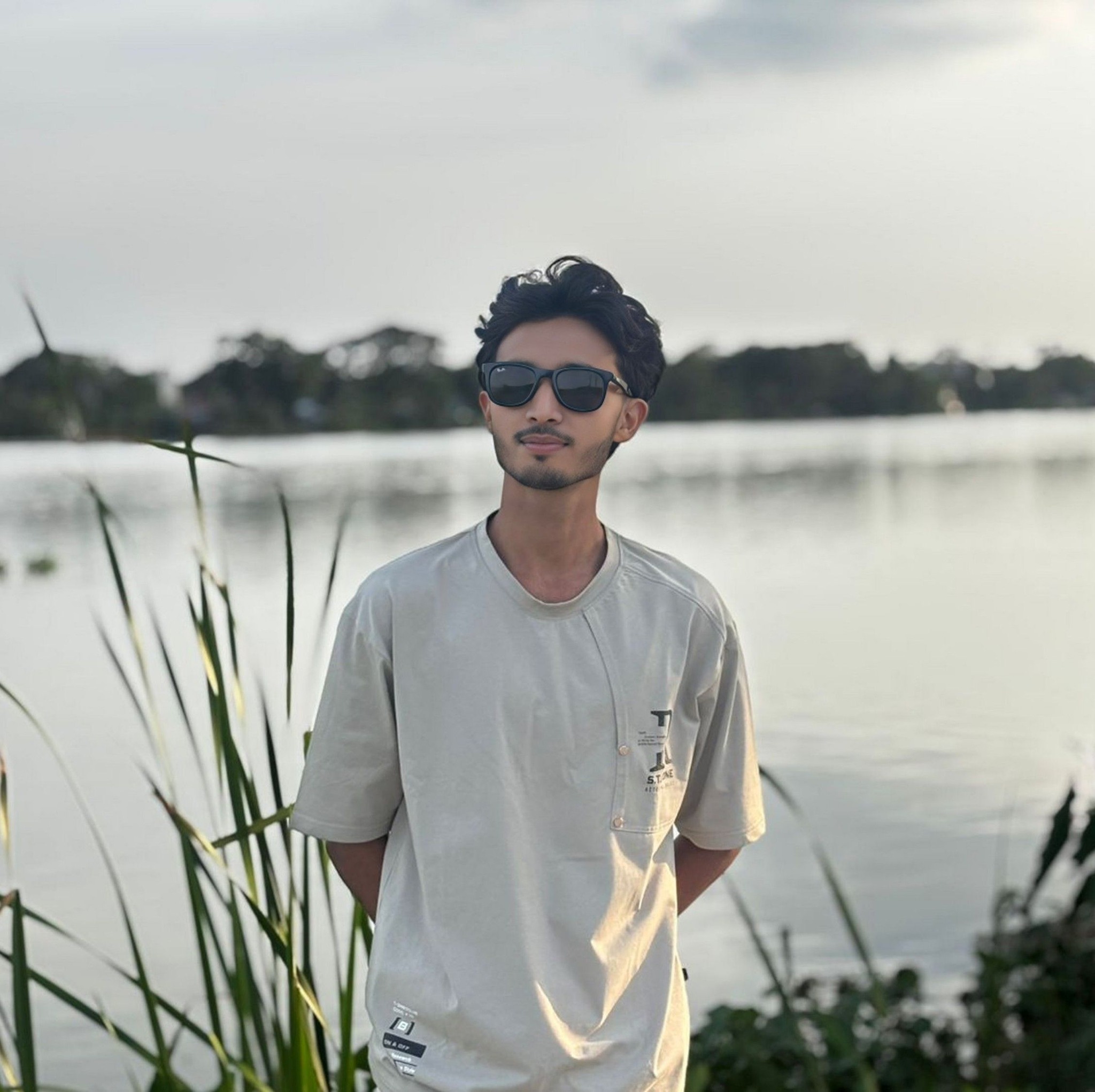 সকাল আমার গেল মিছে, বিকেল যে যায় তারি পিছে... 🍃 ...