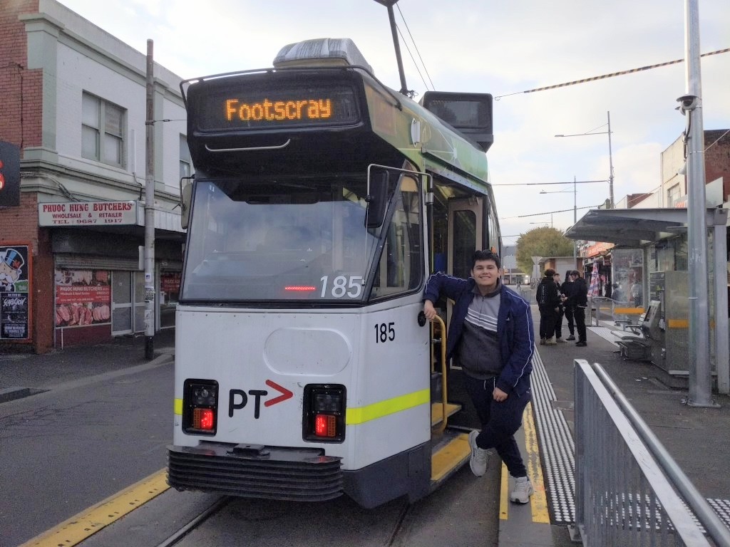R711 REPAINTED INTO VR BLUE & GOLD! After several months of hard work ...