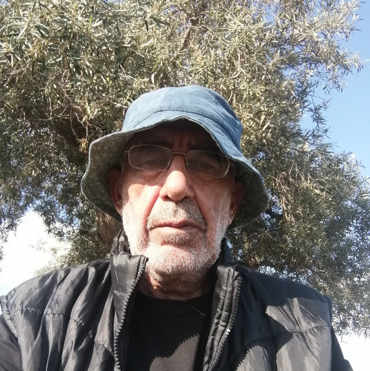 ما - هل تدرون من نحن ؟ نحن جيل المشي إلى المدرسة ذهابا وإيابا طوال أيام ...