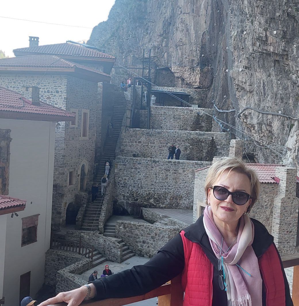 Dvorište Stare pravoslavne crkve na Baščaršiji.....Ugodno poslijepodne ...