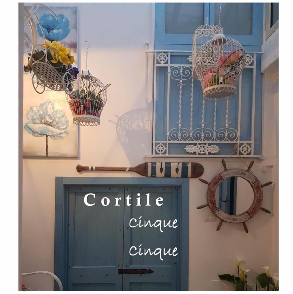 Cortile Cinque Cinque di Maria Angela Riccobene | Santo Stefano di Camastra