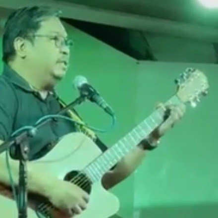Parang kantoboy lang. Anong aasahan mong matinong sagot sa isang bonak ...